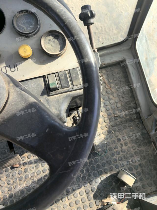 操作臺(tái)全景（壓路機(jī)駕駛室）