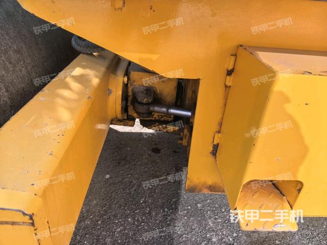 前轮右侧减震块连接及部件（压路机前后车架）