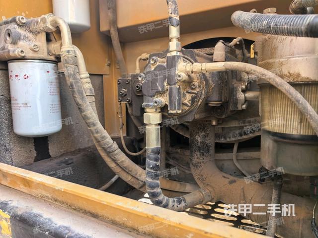 液压泵舱室正面整体（整机外观）