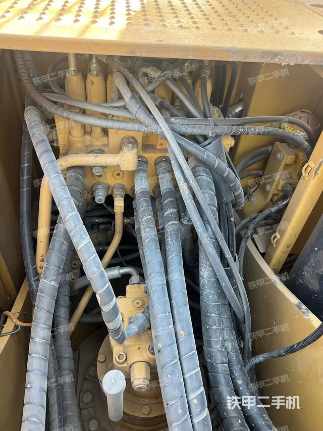 回轉(zhuǎn)馬達(dá)和主控閥（整機(jī)外觀）