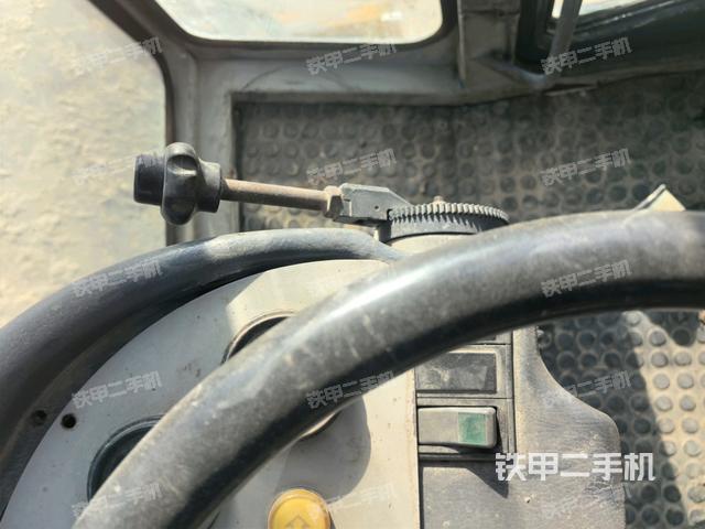 駕駛室內(nèi)座椅、儀表操作手柄全景（壓路機(jī)駕駛室）