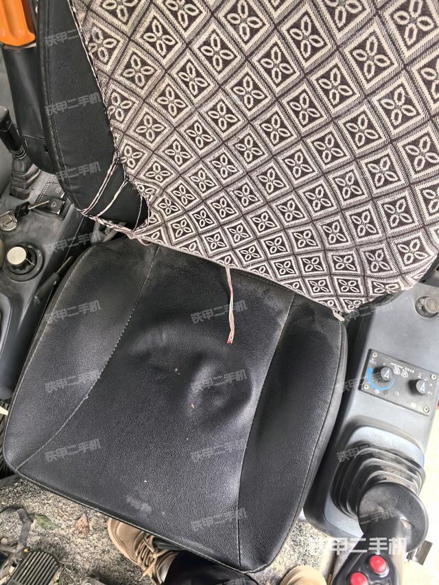 行走控制手柄和踏板 俯拍（驾驶室部分）