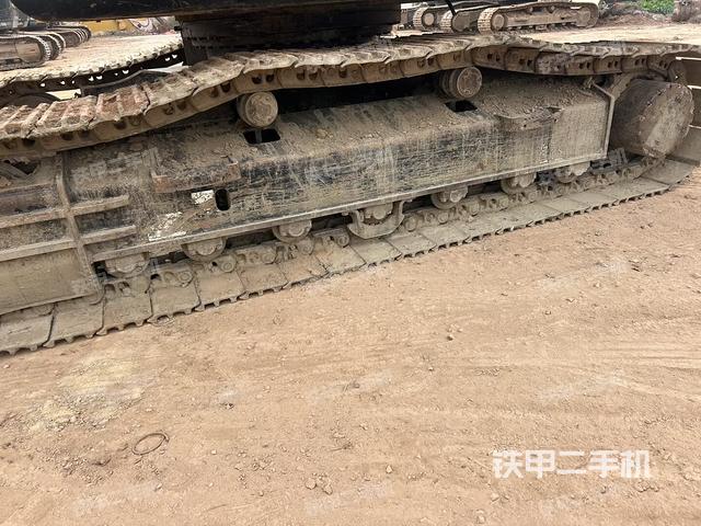 左驅(qū)動輪（行走機構(gòu)）