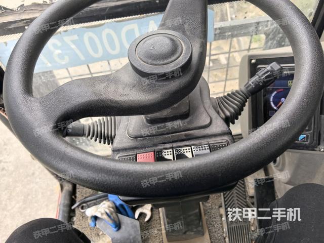 座椅右侧控制台/钥匙门/油门/含右手柄（驾驶室部分）