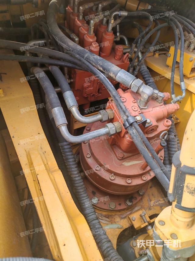 回转马达和主控阀（整机外观）