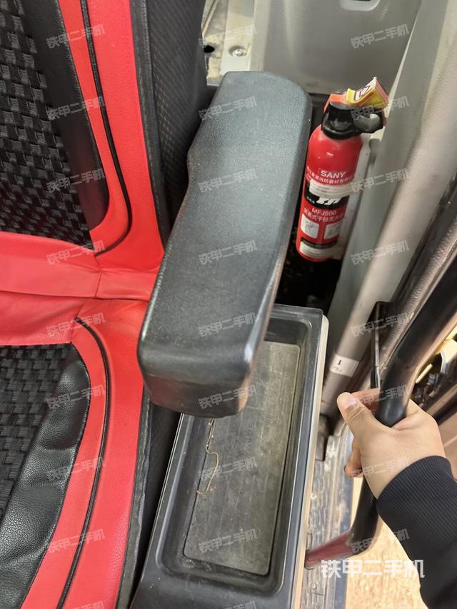 座椅右側(cè)控制臺/鑰匙門/油門/含右手柄（駕駛室部分）