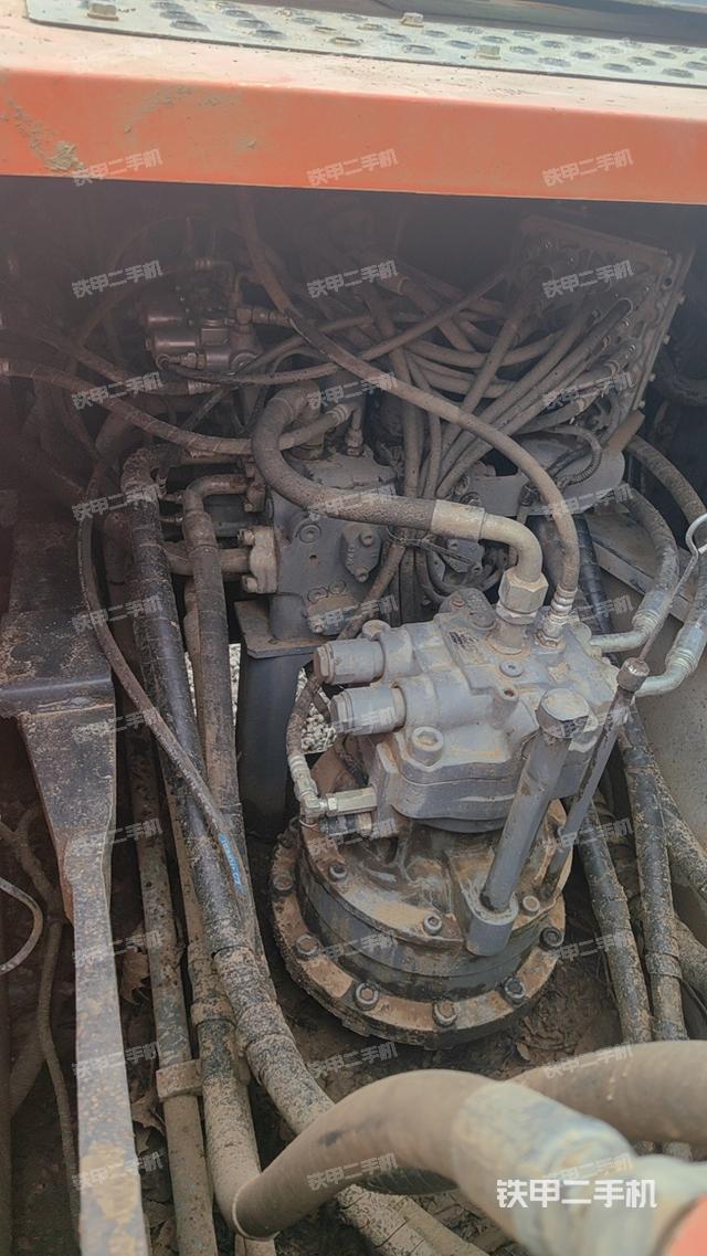 回转马达和主控阀（整机外观）