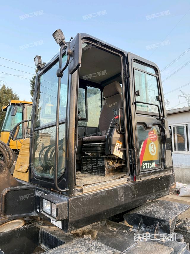 驾驶室顶部（整机外观）