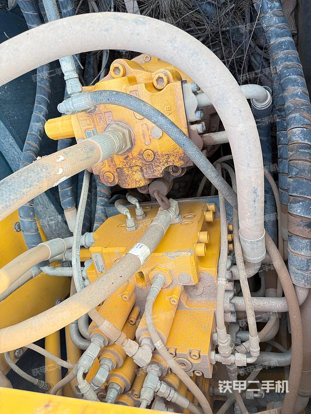 回轉(zhuǎn)馬達(dá)和主控閥（整機(jī)外觀）