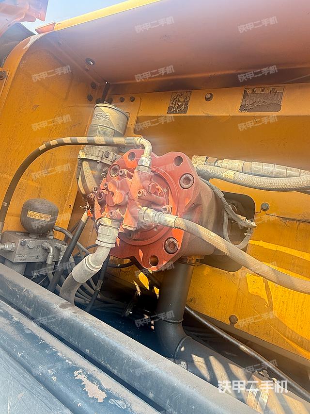 液压泵舱室正面整体（整机外观）