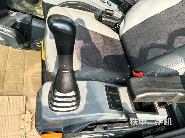 座椅左侧控制台/音响/含左手柄（驾驶室部分）