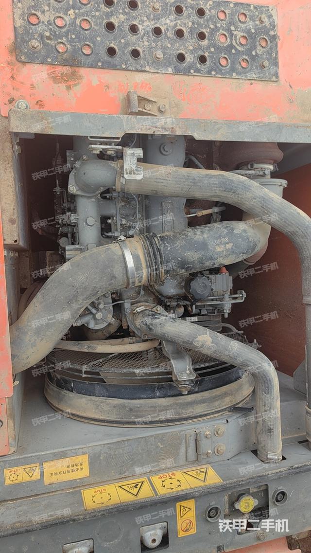 液压泵舱室正面整体（整机外观）