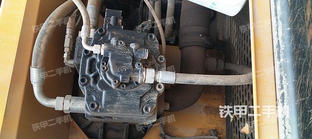 液压泵舱室正面整体（整机外观）