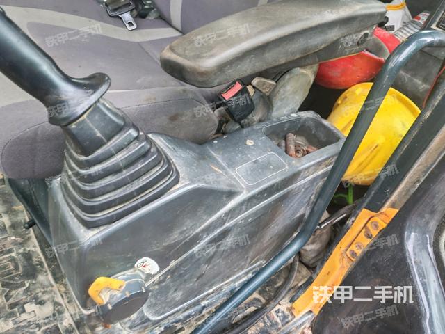 座椅左侧控制台/音响/含左手柄（驾驶室部分）