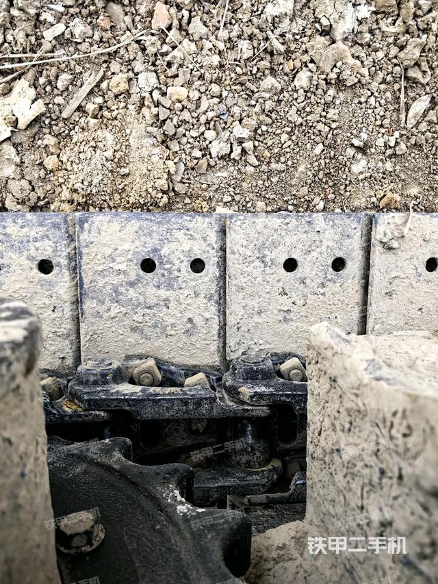 右驅(qū)動輪（行走機(jī)構(gòu)）