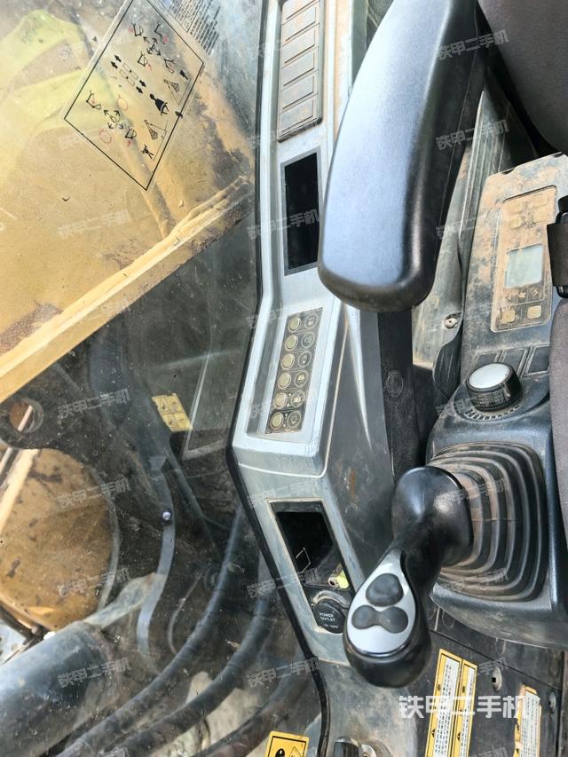 座椅右側(cè)控制臺/鑰匙門/油門/含右手柄（駕駛室部分）