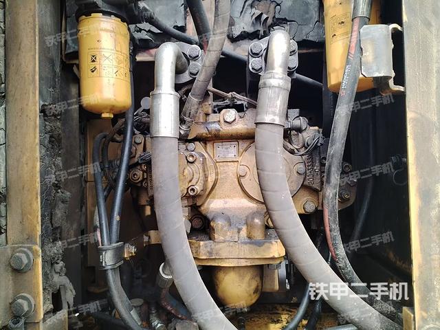 液壓泵艙室正面整體（整機外觀）