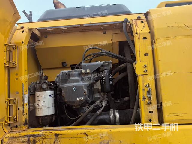 液压泵舱室正面整体（整机外观）