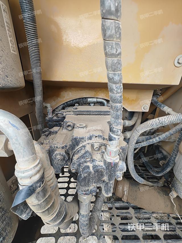 液壓泵艙室正面整體（整機外觀）