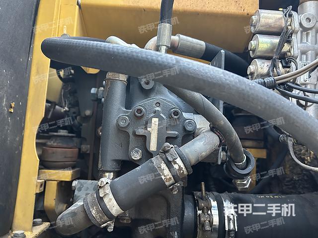 液壓泵艙室正面整體（整機外觀）