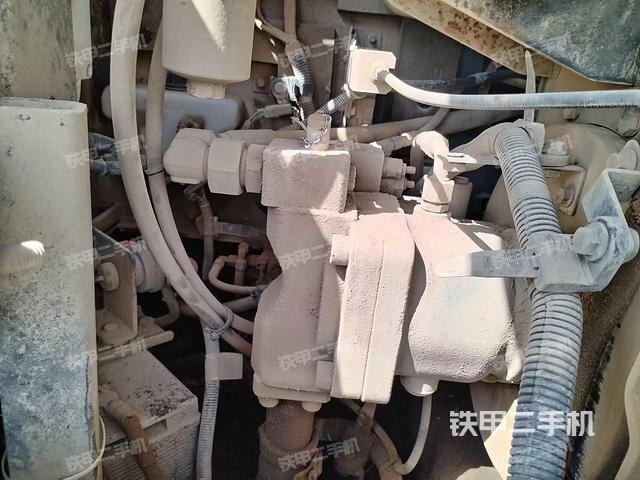 液压泵舱室正面整体（整机外观）