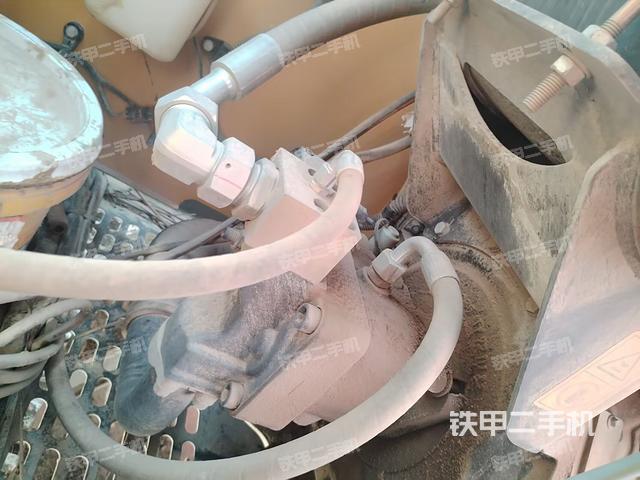 液壓泵艙室正面整體（整機外觀）