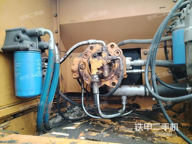 液壓泵艙室正面整體（整機外觀）