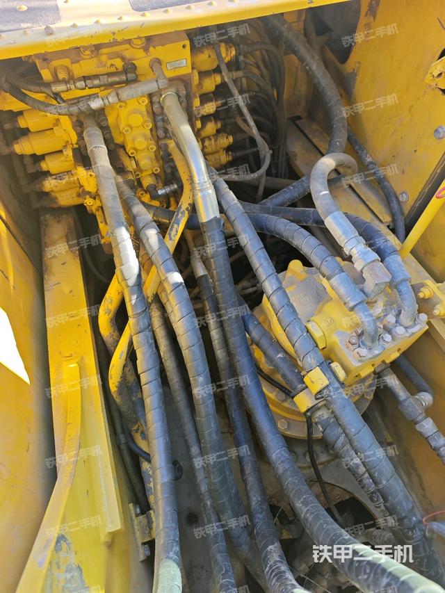 回转马达和主控阀（整机外观）