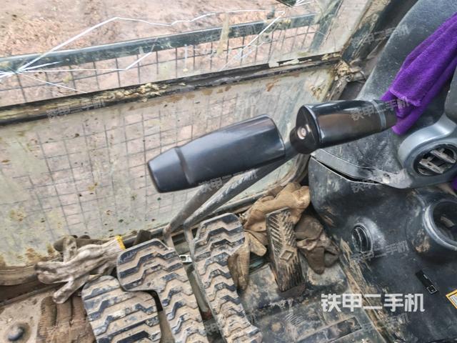 行走控制手柄和踏板 俯拍（驾驶室部分）