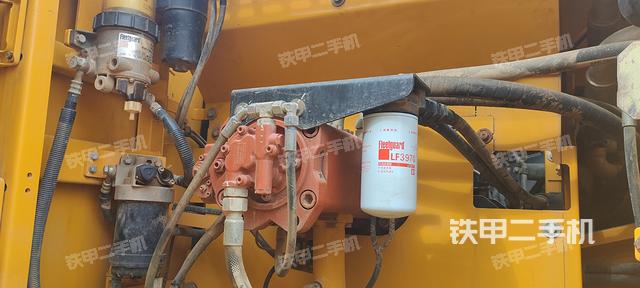 液压泵舱室正面整体（整机外观）