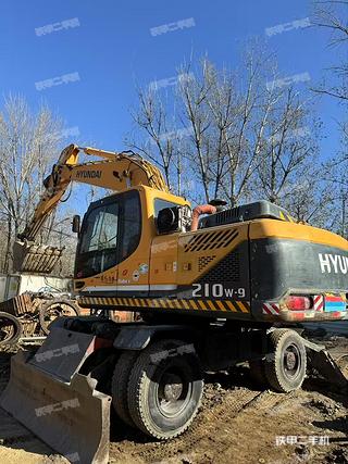 现代R210W-9挖掘机实拍图片