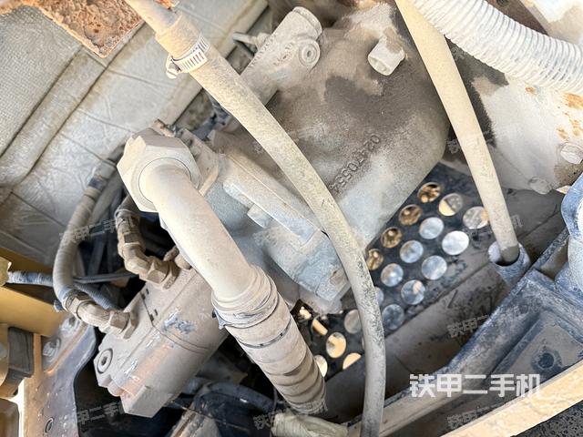 液压泵舱室正面整体（整机外观）