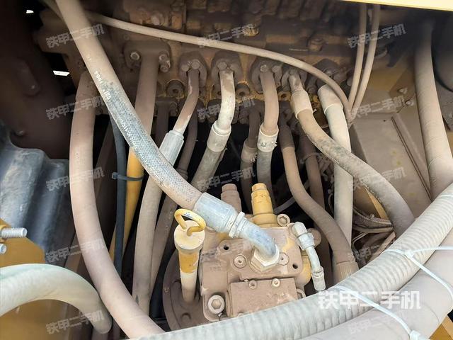 回轉(zhuǎn)馬達(dá)和主控閥（整機(jī)外觀）