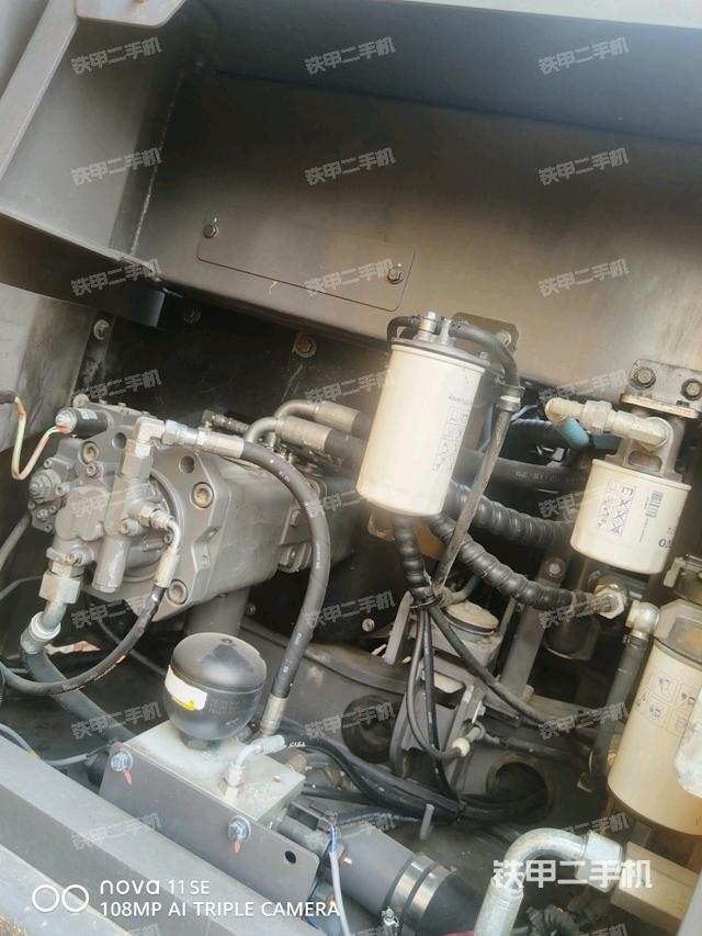 液压泵舱室正面整体（整机外观）