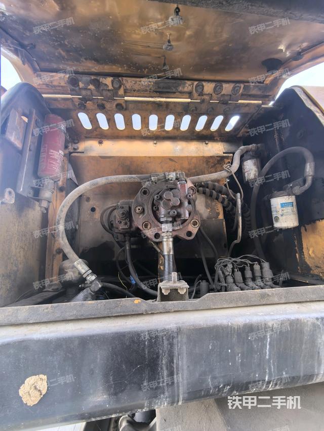 液压泵舱室正面整体（整机外观）