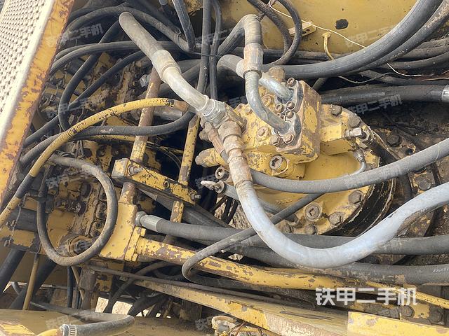 回轉(zhuǎn)馬達(dá)和主控閥（整機(jī)外觀）