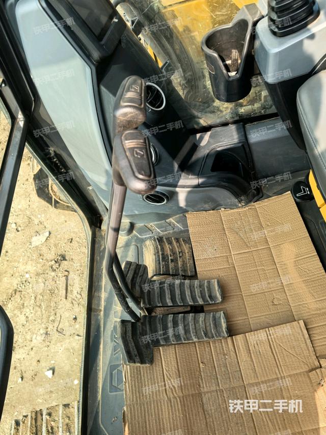 行走控制手柄和踏板 俯拍（驾驶室部分）