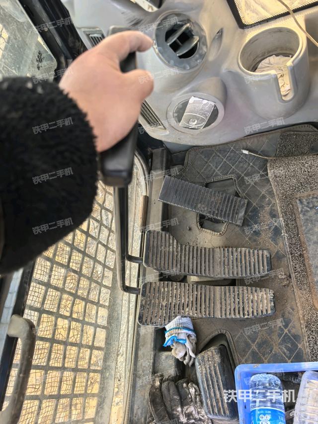 行走控制手柄和踏板?俯拍（駕駛室部分）