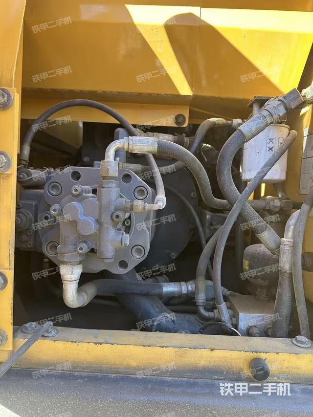 液壓泵艙室正面整體（整機外觀）