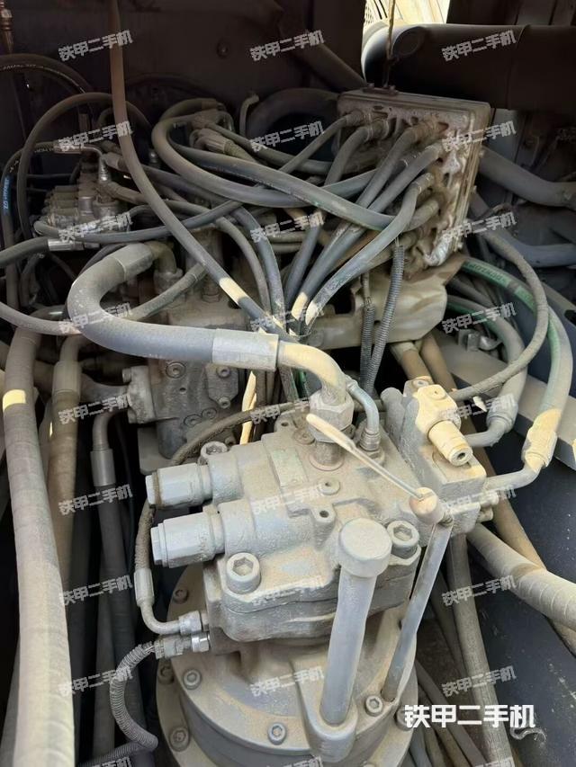 回轉(zhuǎn)馬達(dá)和主控閥（整機(jī)外觀）