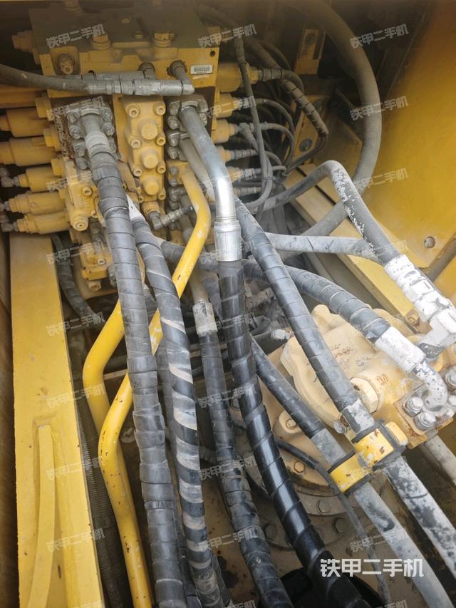 回转马达和主控阀（整机外观）