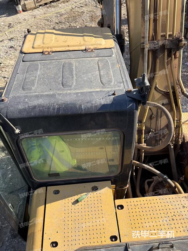 回轉(zhuǎn)馬達(dá)和主控閥（整機(jī)外觀）