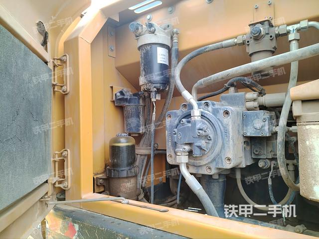 液压泵舱室正面整体（整机外观）