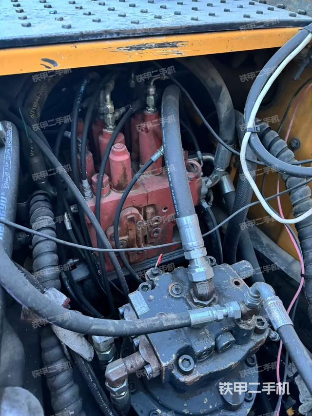 回轉(zhuǎn)馬達(dá)和主控閥（整機(jī)外觀(guān)）