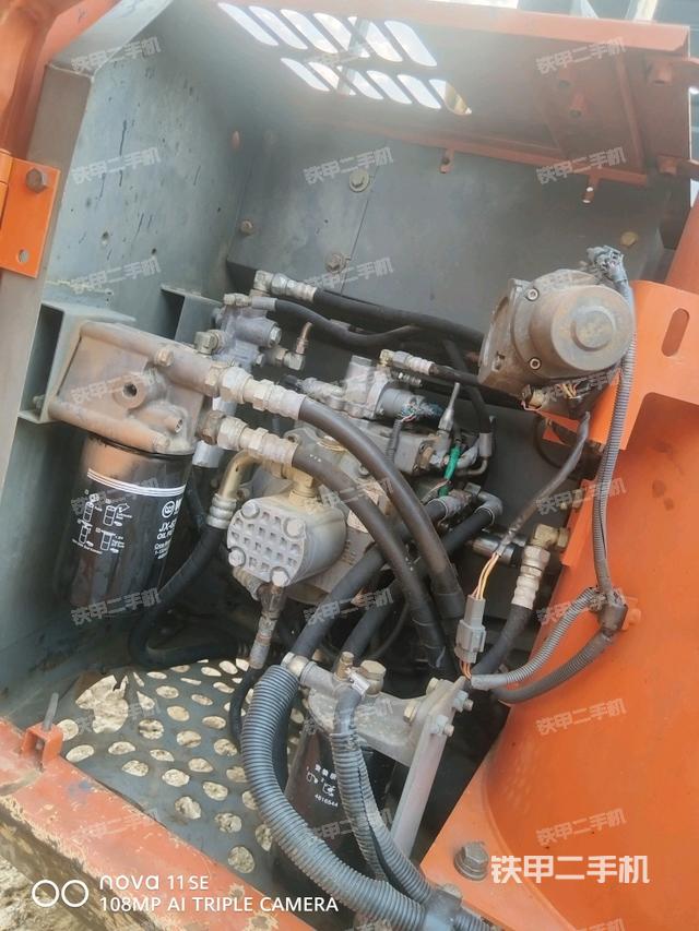 液壓泵艙室正面整體（整機外觀）