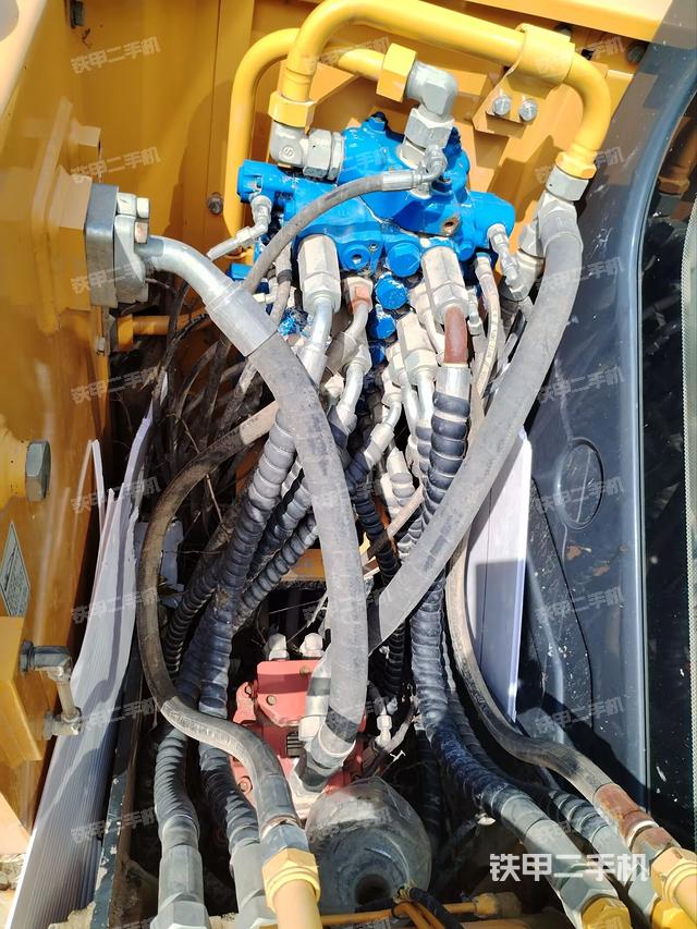 回轉(zhuǎn)馬達(dá)和主控閥（整機(jī)外觀）