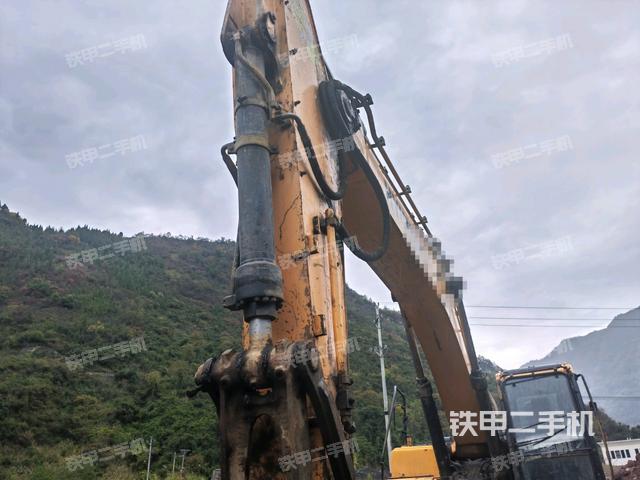 大臂油缸整体 竖拍（工作和回转装置）