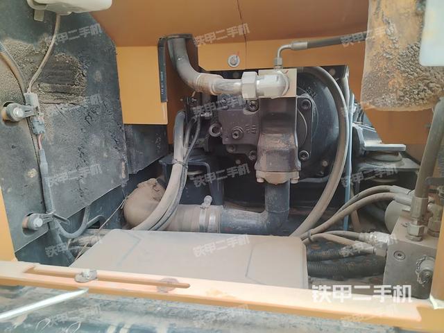 液压泵舱室正面整体（整机外观）