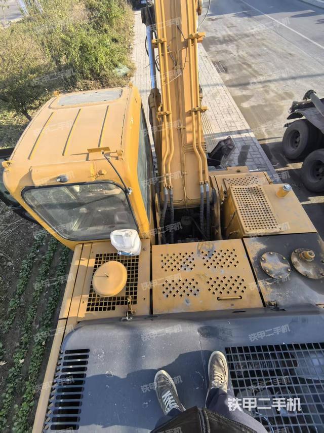 驾驶室顶部（整机外观）