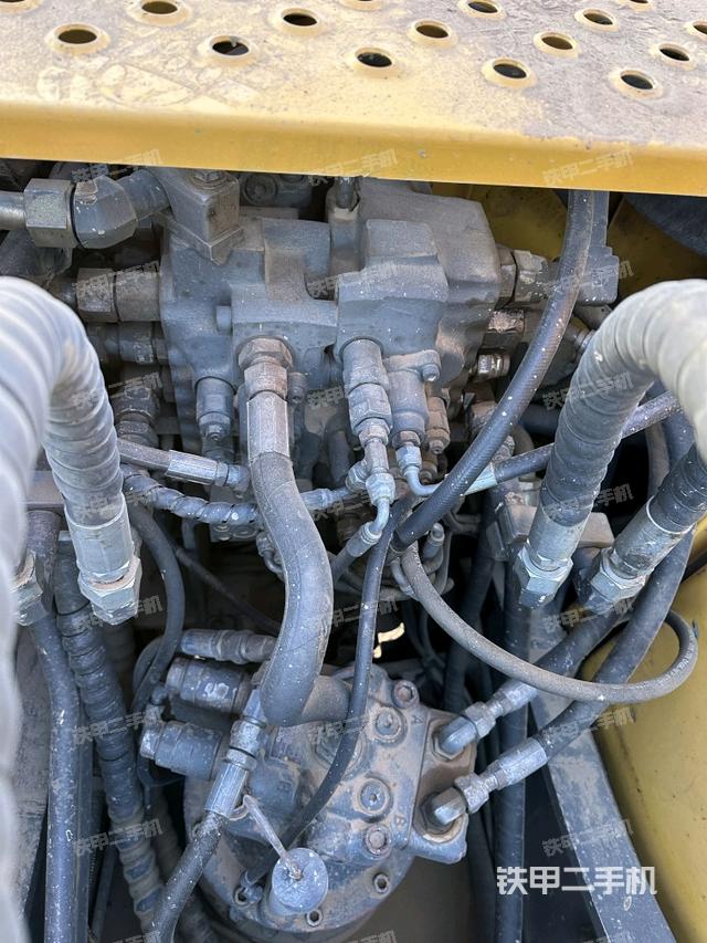 回转马达和主控阀（整机外观）